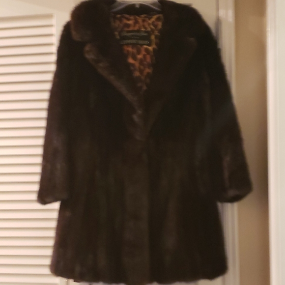 Leppert Roos Jackets & Coats Mink Coat Falls Just Below Hips Pea